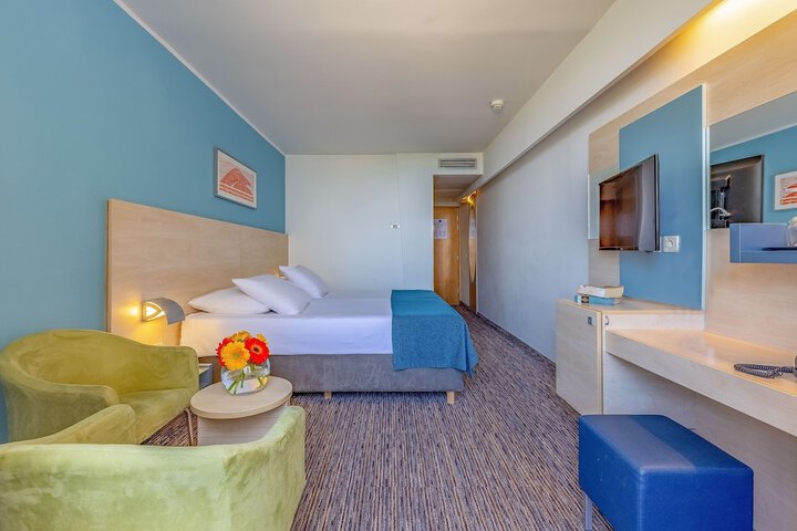Room 4 of 70