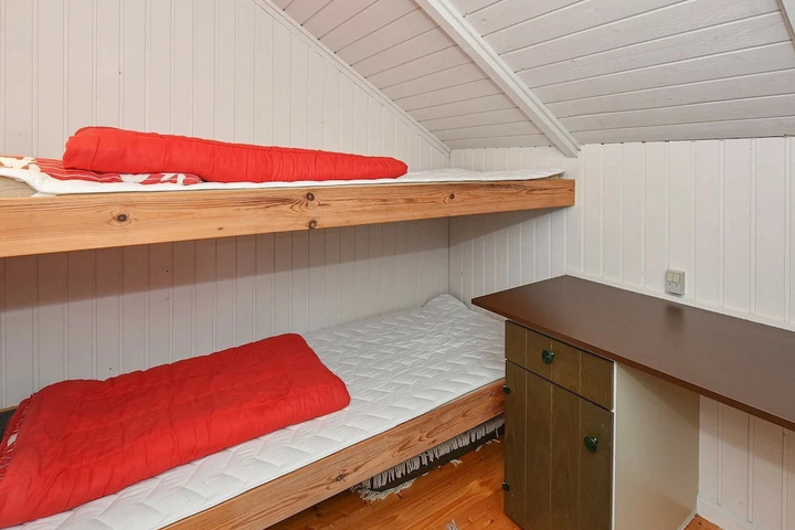 Room 5 of 12