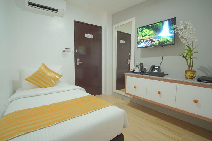 Room 8 of 33