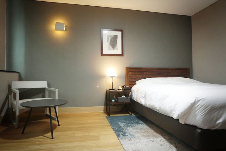 Room 6 of 24