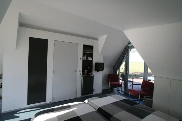 Room 4 of 17
