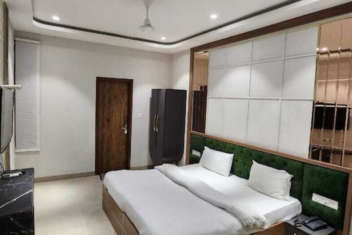Room 33 of 50