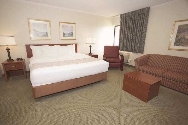 Deluxe King Bed (10 of 10)
