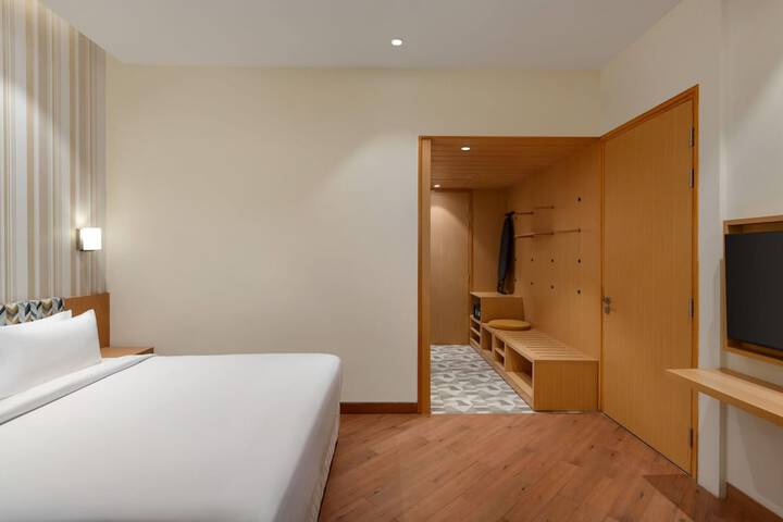 Room 7 of 33