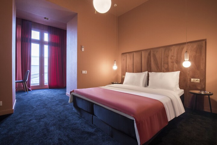 Room 6 of 9