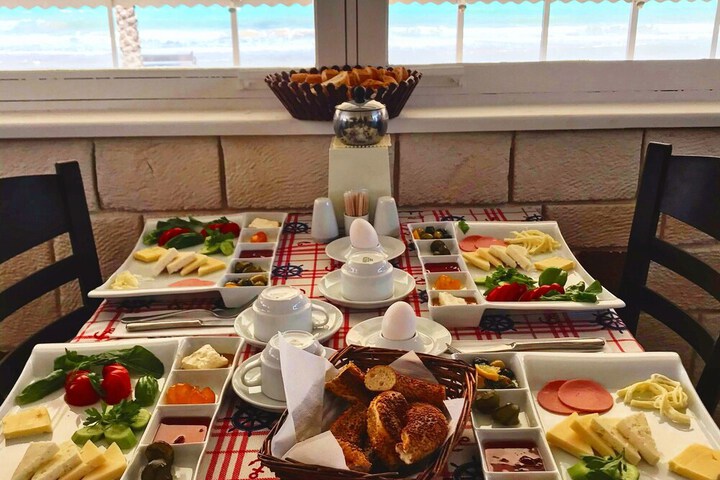 Dining 8 of 12