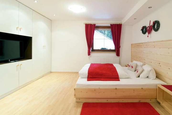 Room 6 of 17
