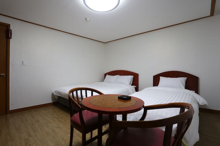 Room 19 of 28