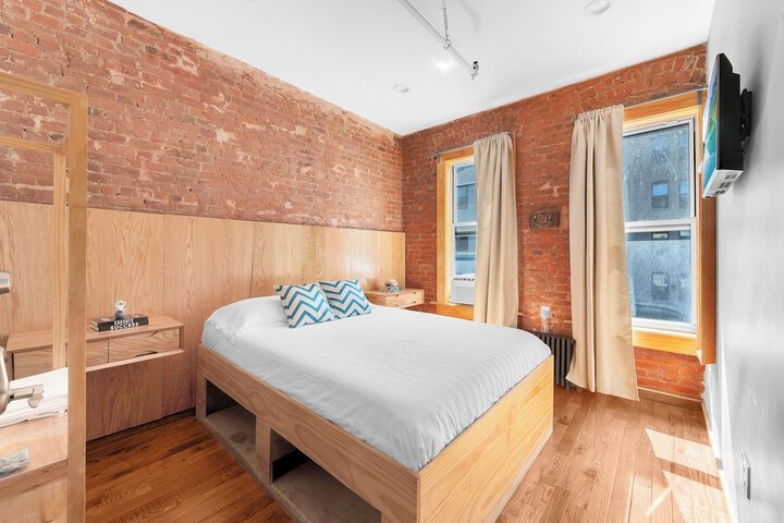 Room 13 of 21