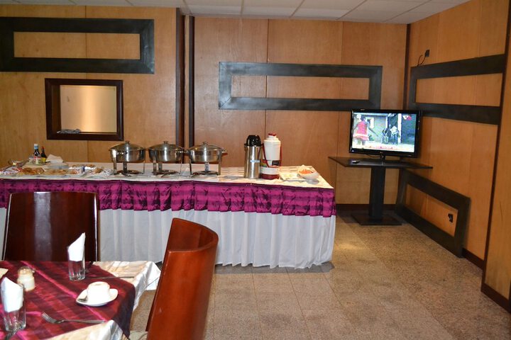 Dining 18 of 22