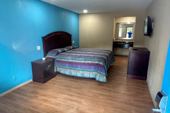 Room 17 of 33