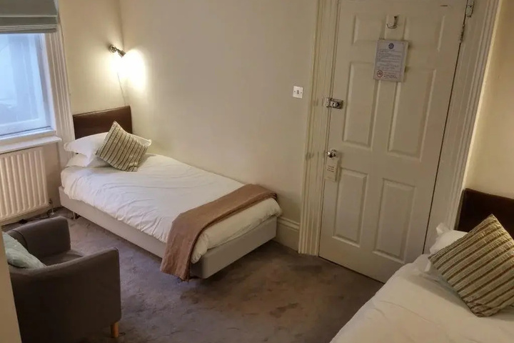 Room 6 of 12