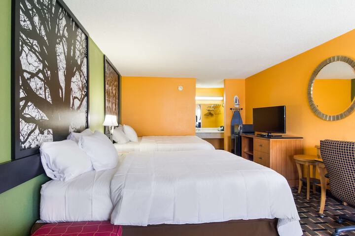 2 Queen Beds (2 of 16)