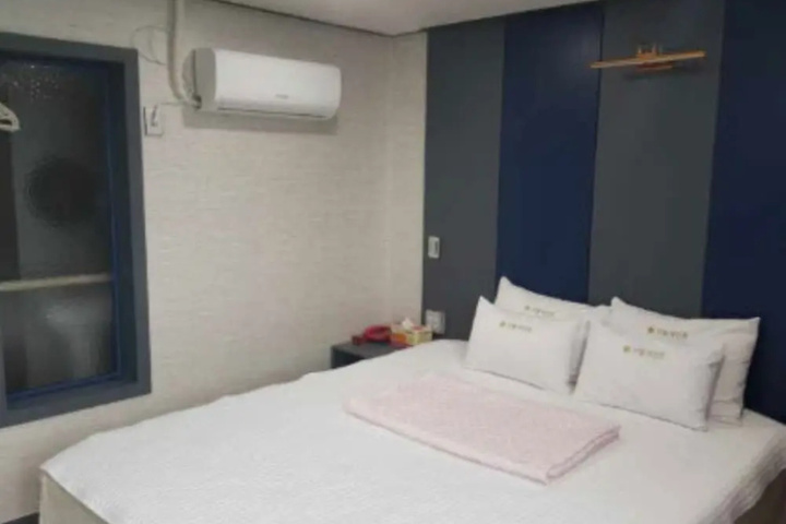 Room 5 of 15