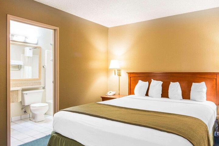 2 Queen Beds (5 of 7)