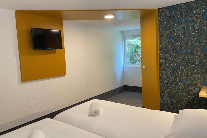 Room 7 of 33
