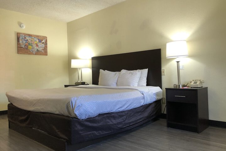 1 King Bed (5 of 16)