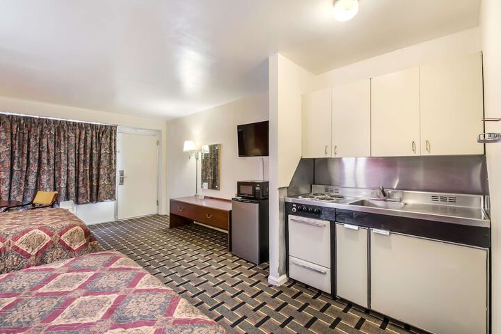 Queen Bed Kitchenette (3 of 5)