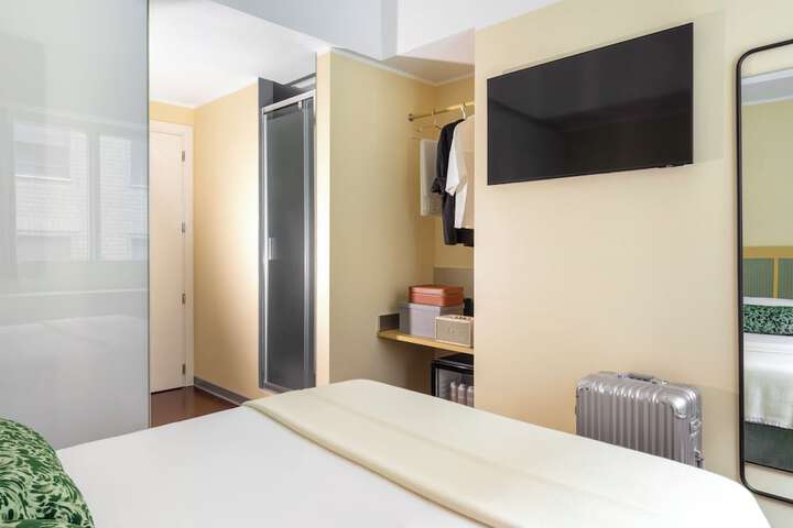 Room 15 of 83