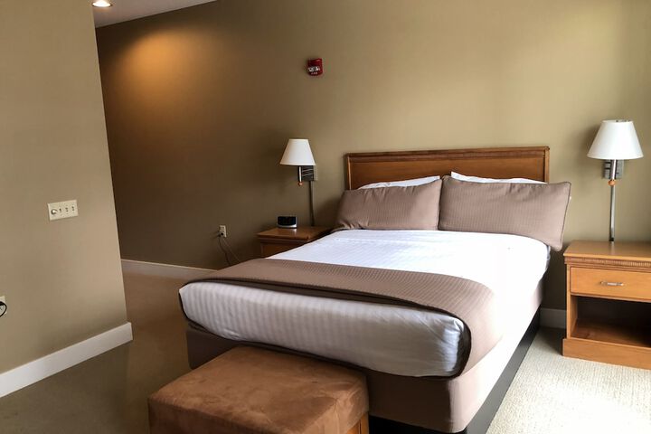 1 Queen Bed (11 of 13)