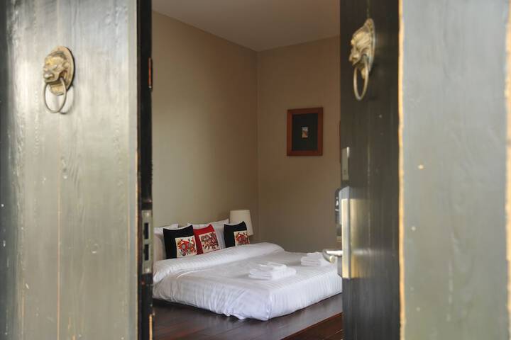 Room 4 of 68