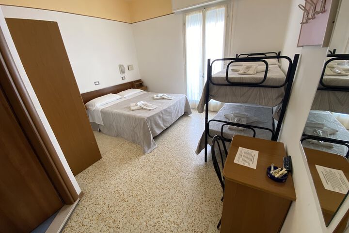 Room 16 of 108