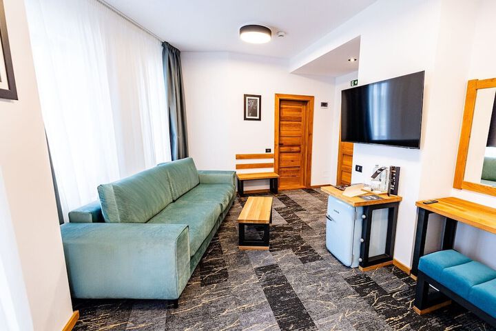 Room 10 of 77