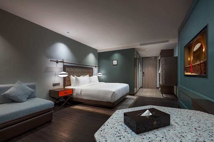 Room 8 of 84