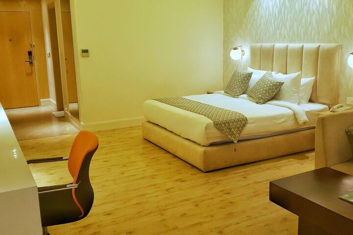 Room 6 of 33