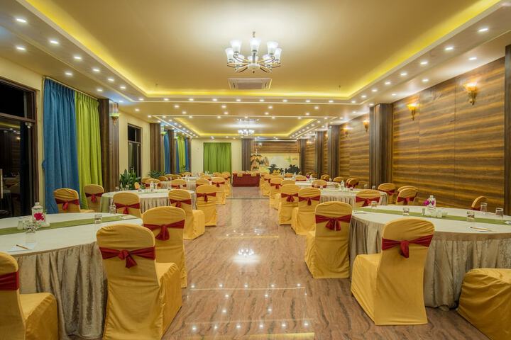 Ballroom/Hall 68 of 76