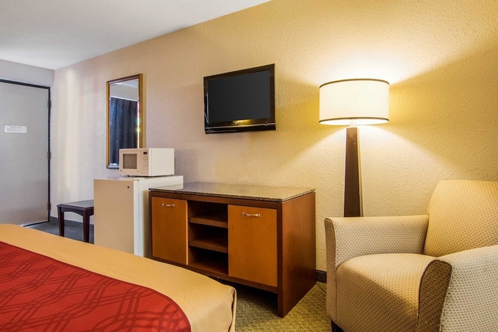 1 King Bed (5 of 11)