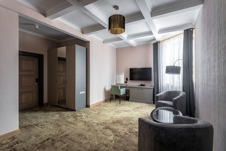 Room 28 of 77