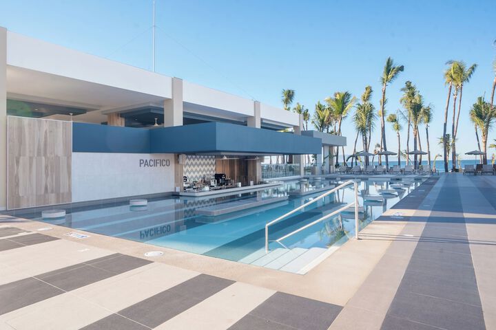 Swim-up bar