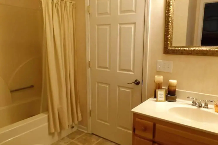 Room 7 of 18