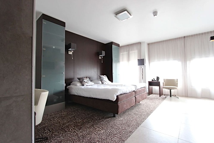 Room 18 of 106