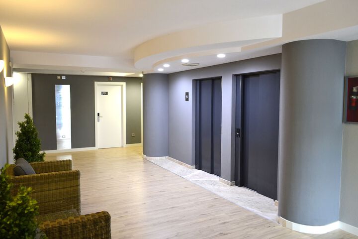 Ballroom/Hall 34 of 40