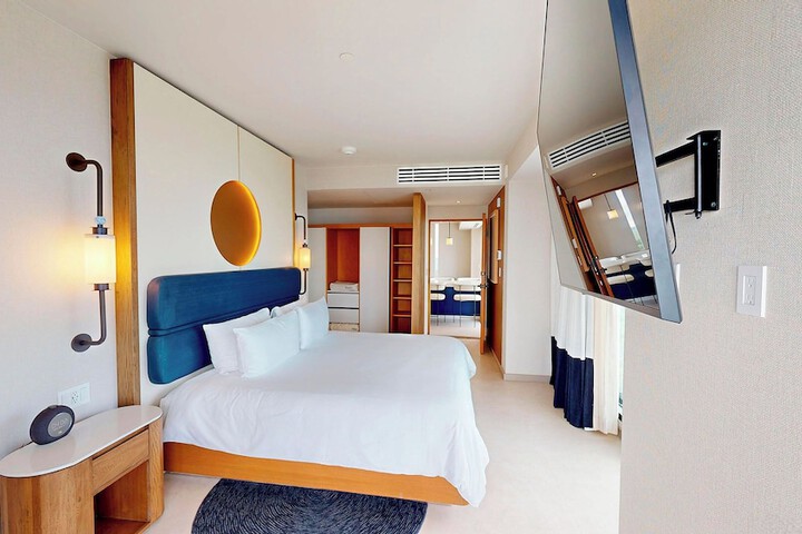 Room 26 of 136