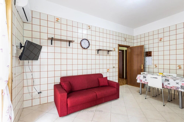 Room 6 of 12