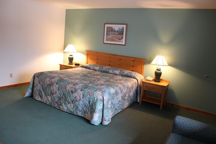 Pine Country Economy King Bed Pet Friendly (27 of 31)