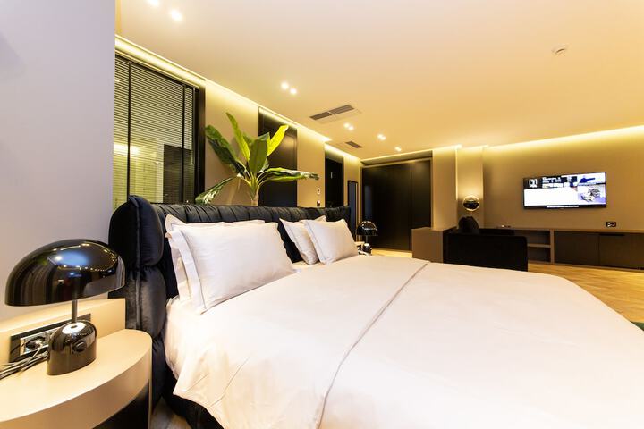 Room 4 of 77