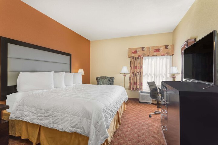 1 King Bed Accessible (3 of 8)