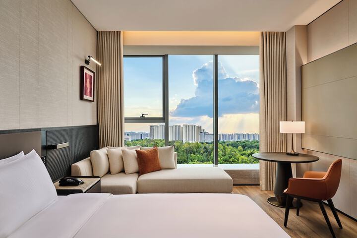 Room 10 of 93