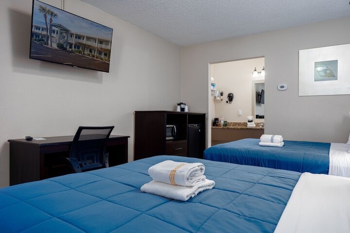 2 Queen Beds Accessible (9 of 16)