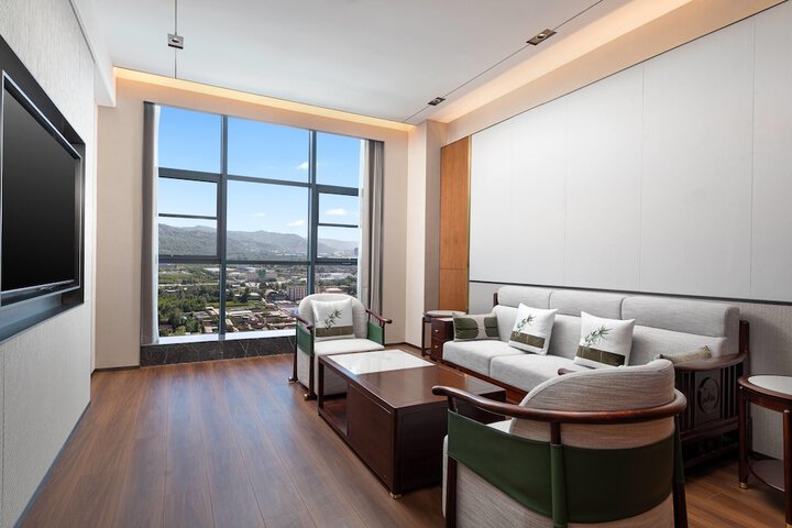 Room 6 of 18