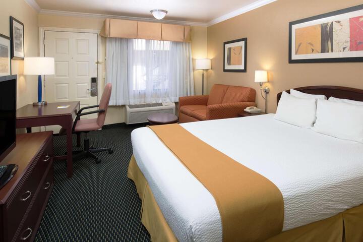 1 Queen Bed (6 of 12)