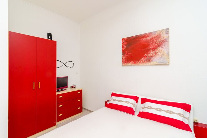 Room 5 of 24