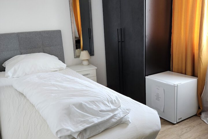 Room 4 of 27