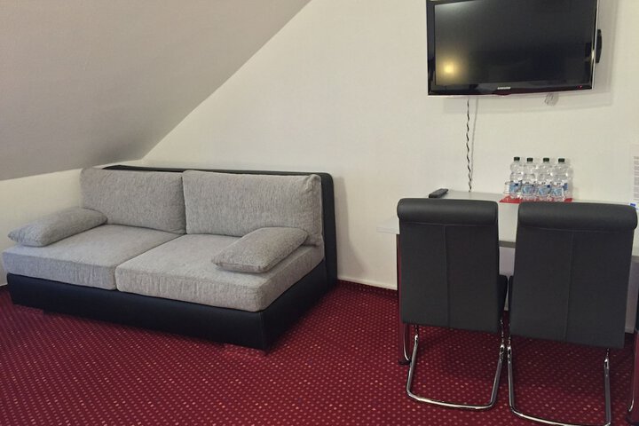 Room 10 of 37