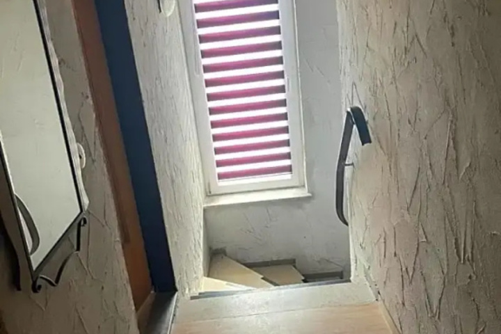 Room 11 of 16