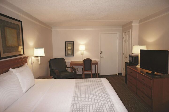 1 King Bed Deluxe Room (19 of 21)
